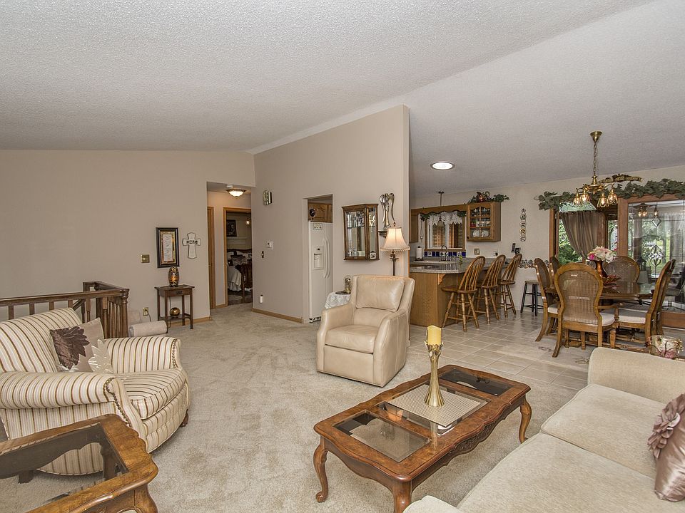1st image of 390 Hawes Ave