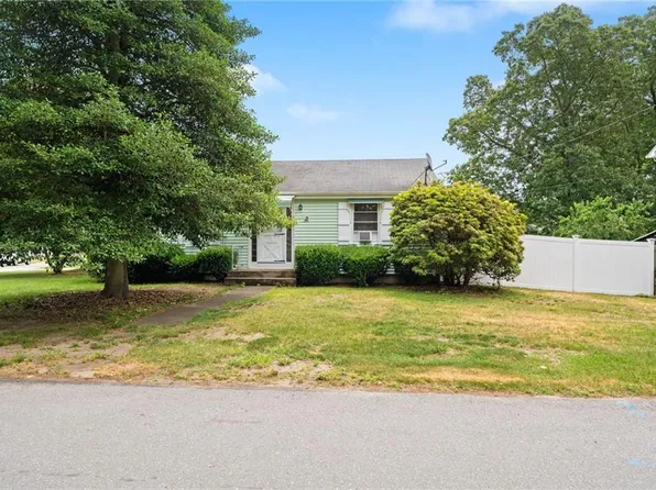 2 Glen Dr, Warwick, RI 02889