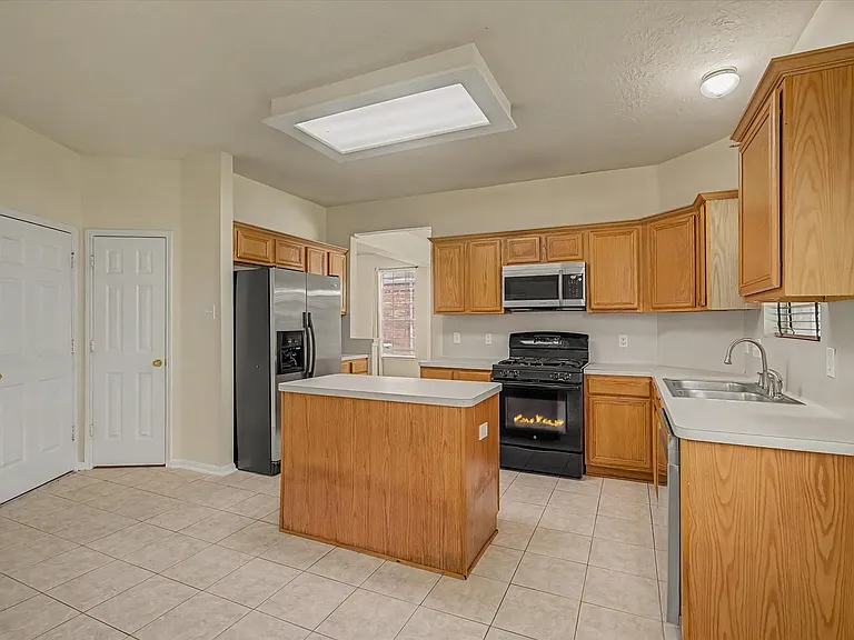 10840 Sycamore Dr N — Photo 16