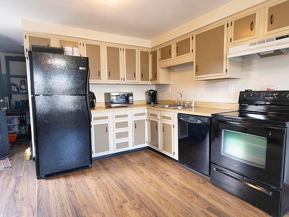 4th image of 227 Sullivan Ave