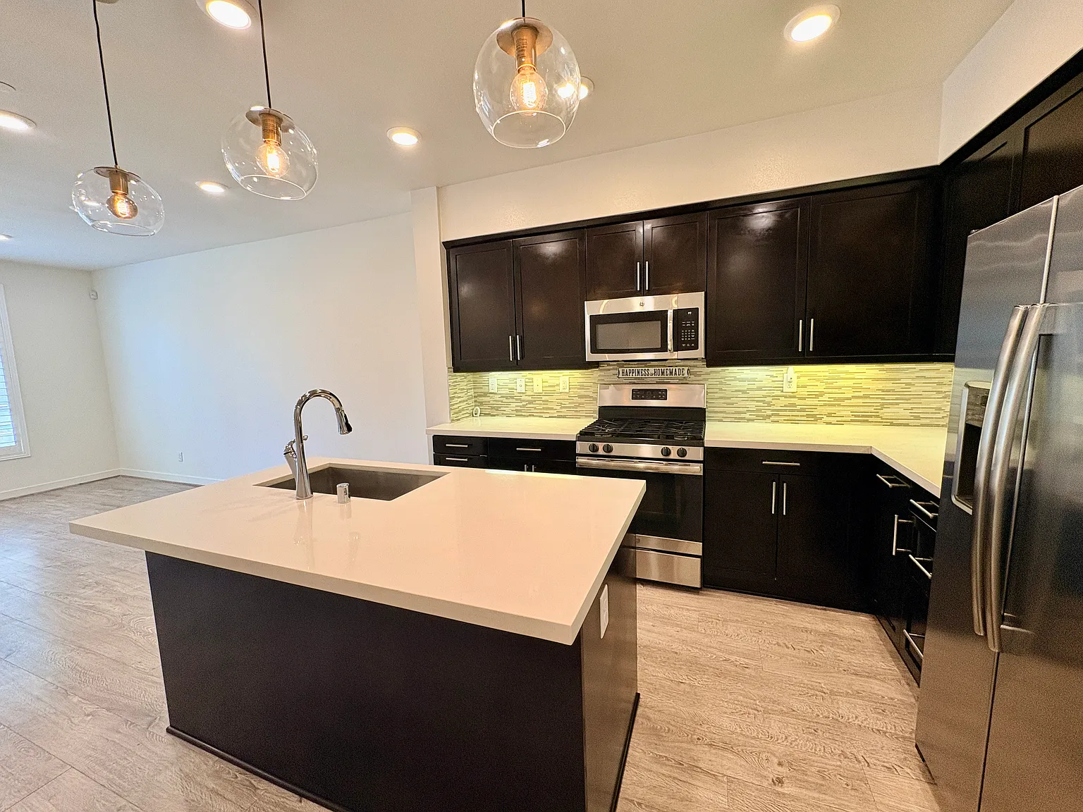 3 bed, 1390 sqft, $3,400 — Photo 4