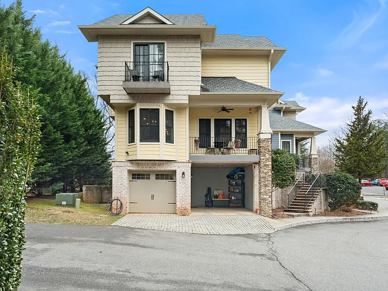 160 Park Pointe Cir #NA — Photo 4