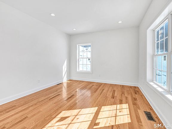 3rd image of 28 Hunting Ridge Road
