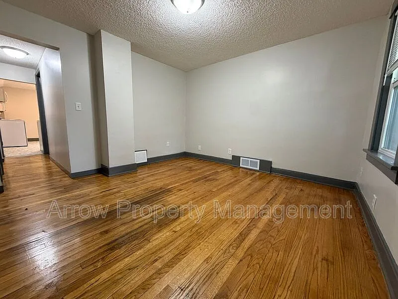 2 bed, 1.0 bath, 720 sqft, $1,050 — Photo 3