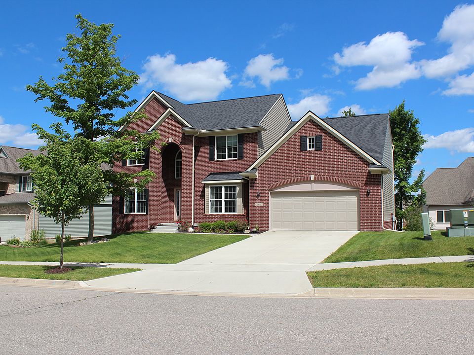 1st image of 740 W Castlebury Cir