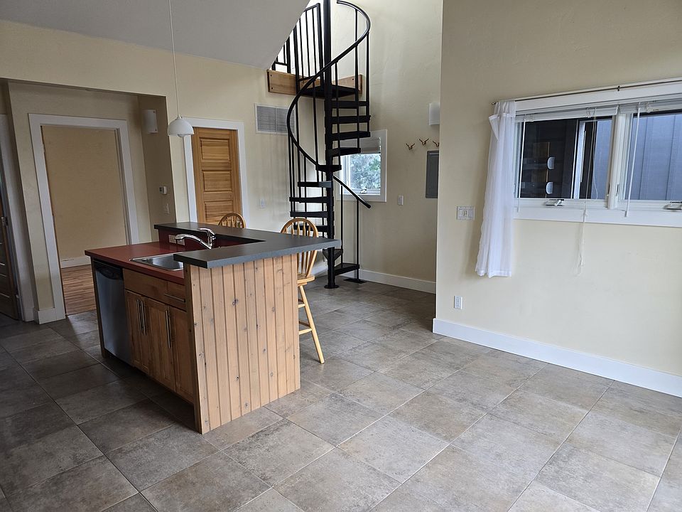 Living and kitchen area