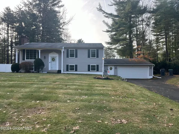 15 Pine Tree Place, Clifton Park, NY 12065