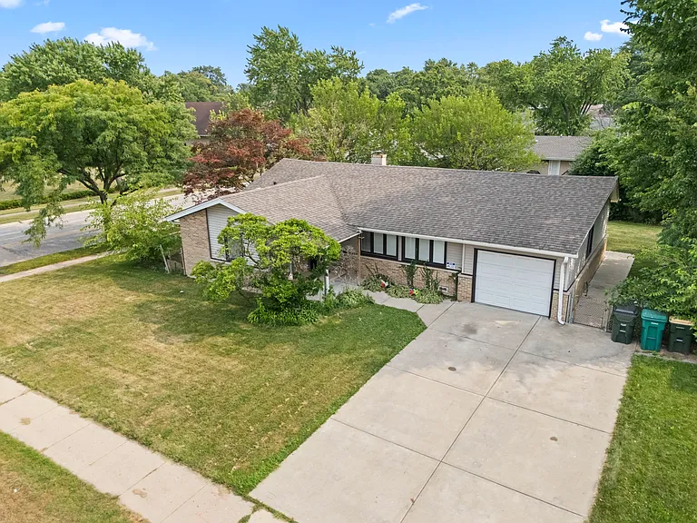 109 Landmeier Rd — Photo 1