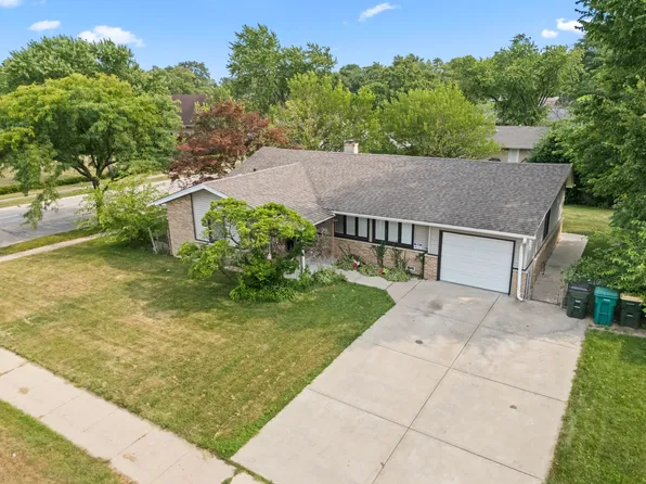 109 Landmeier Rd, Elk Grove Village, IL 60007