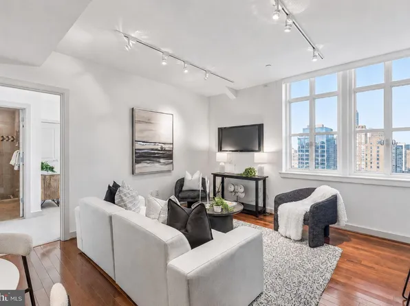 111 S 15th St APT 2204, Philadelphia, PA 19102