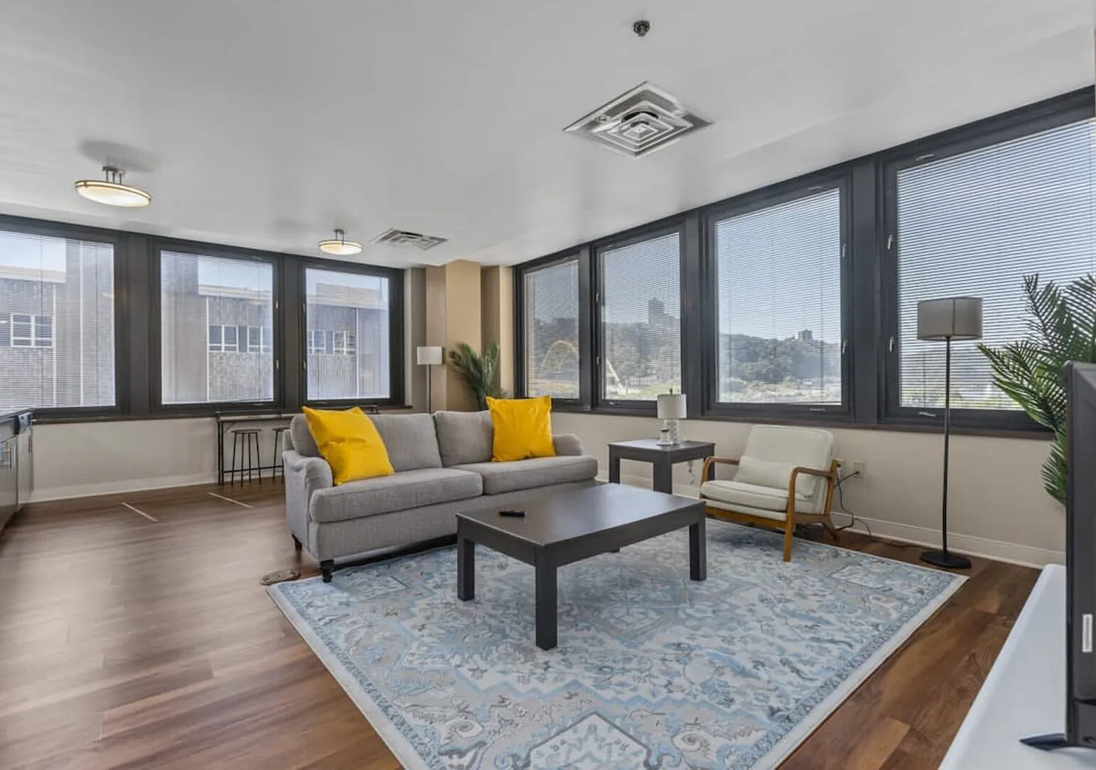 2BR Downtown Apartment with Gym & Deck — Photo 1
