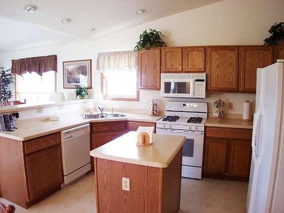 4th image of 1303 Newcastle Ct