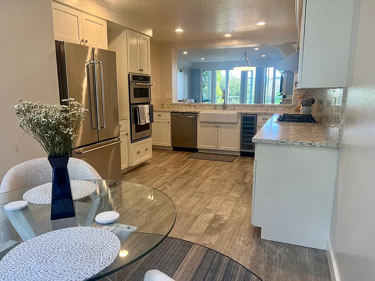 Kitchen dining area