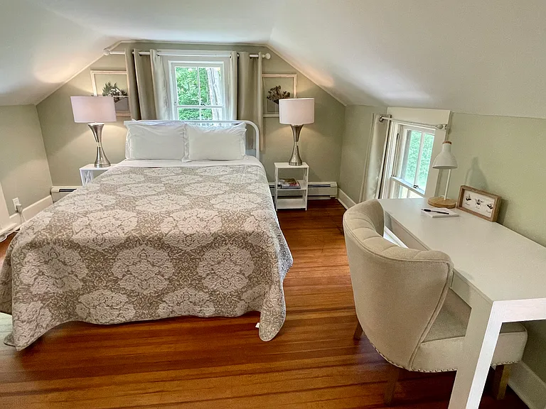 Upstairs larges bedroom