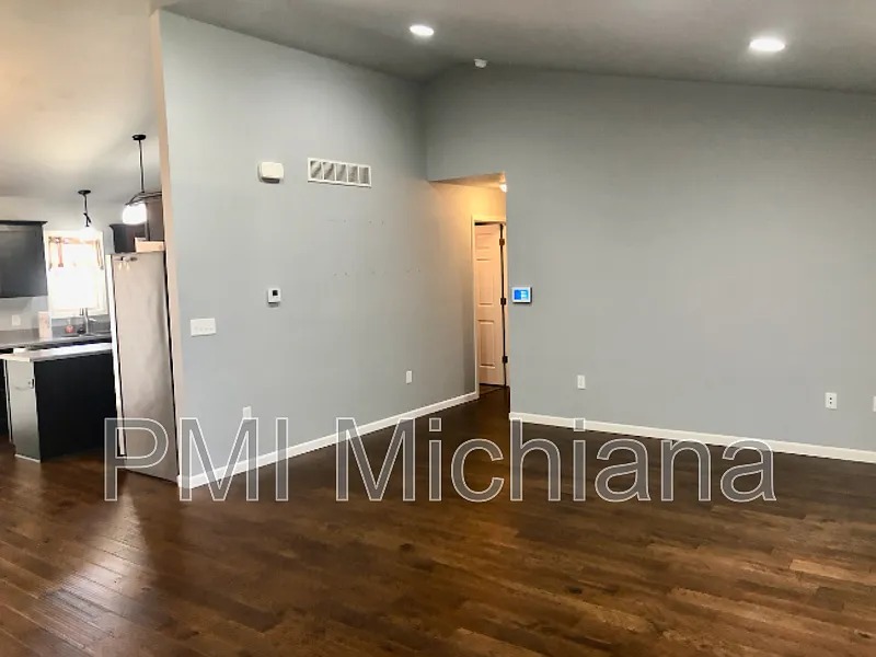 4 bed, 2.5 bath, 1425 sqft, $2,700 — Photo 4