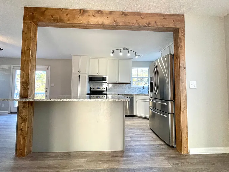 304 Greenview Ct — Photo 3