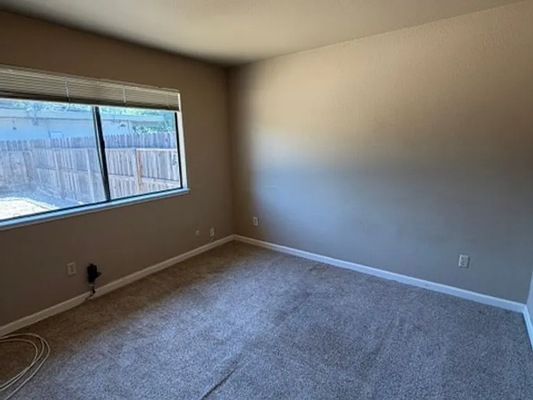 1643 Ashley Ave — Photo 7