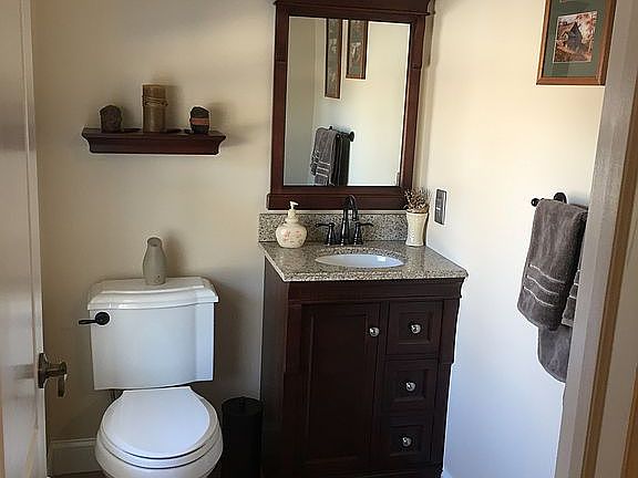 1st floor 1/2 bath