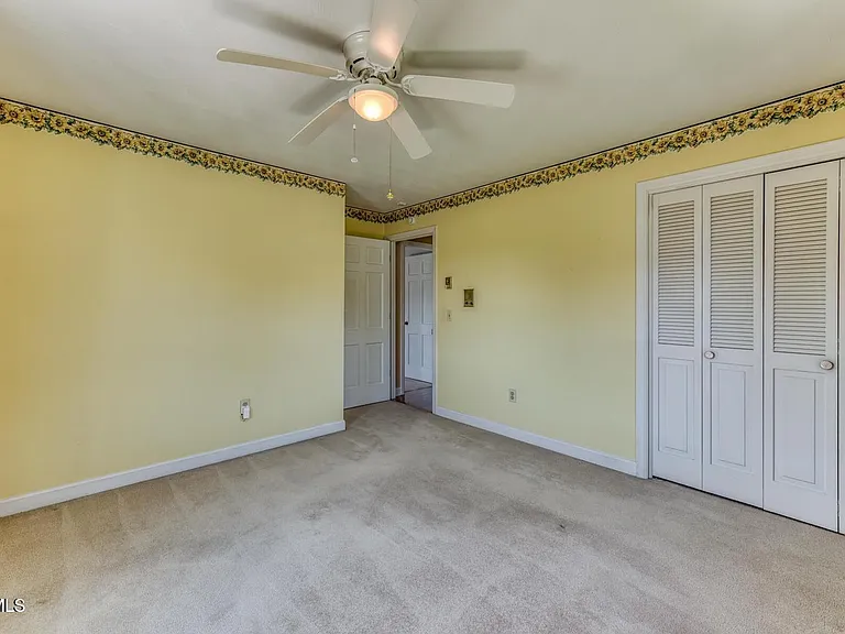 908 Meadow Ln — Photo 22