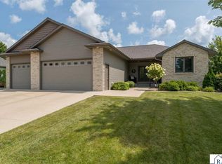 121 Grovebrook Dr, Mankato, MN 56001