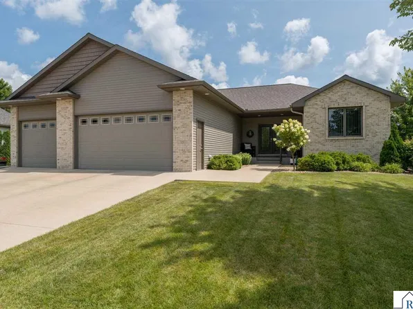 121 Grovebrook Dr, Mankato, MN 56001