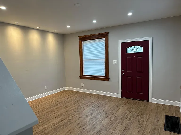 2827 Astoria Ave — Photo 5
