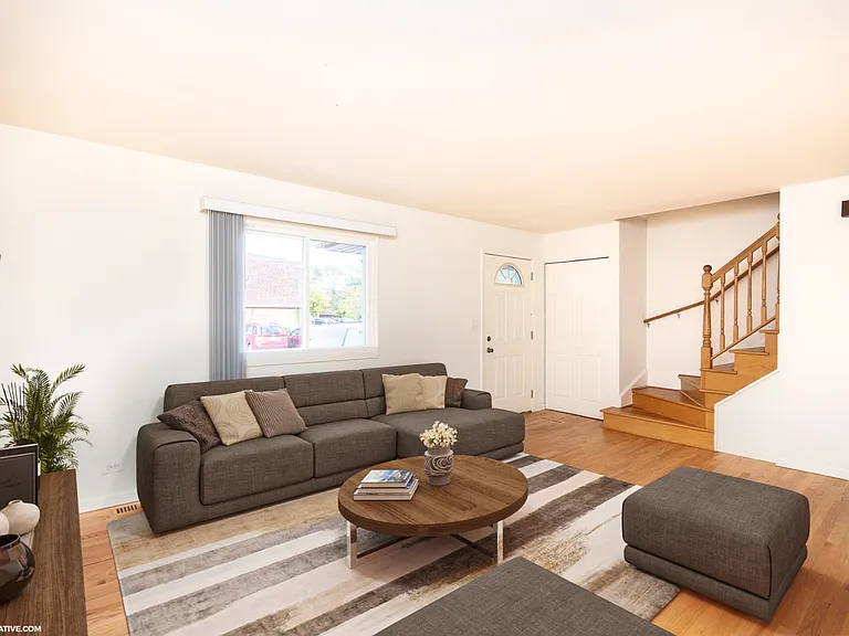140 Surrey Dr — Photo 4