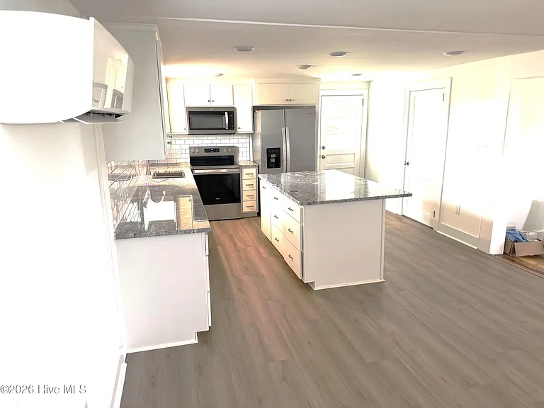 1300 Worthington Rd — Photo 5