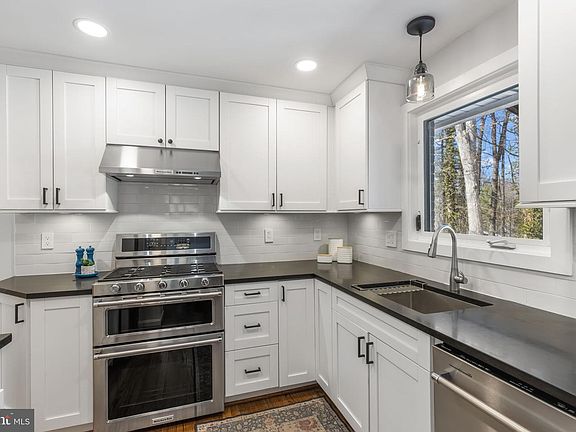 3rd image of 6522 Oakwood Dr