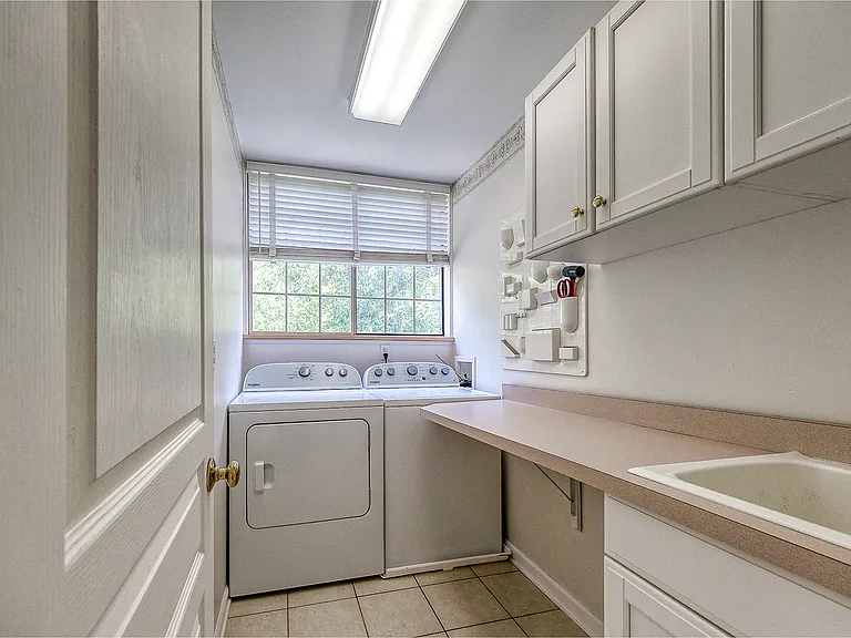 618 Essex Ct — Photo 31