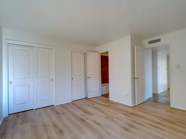 Riverside Suites — Photo 23
