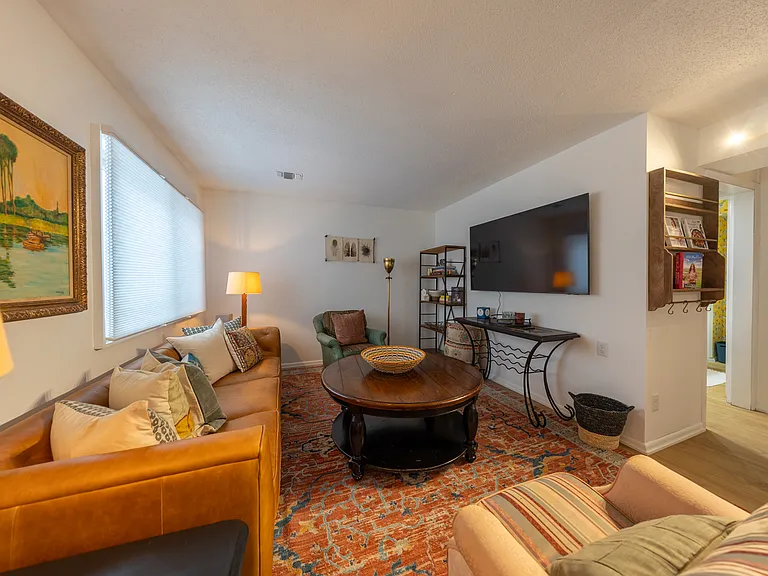 410 6th Ave SW #C — Photo 2