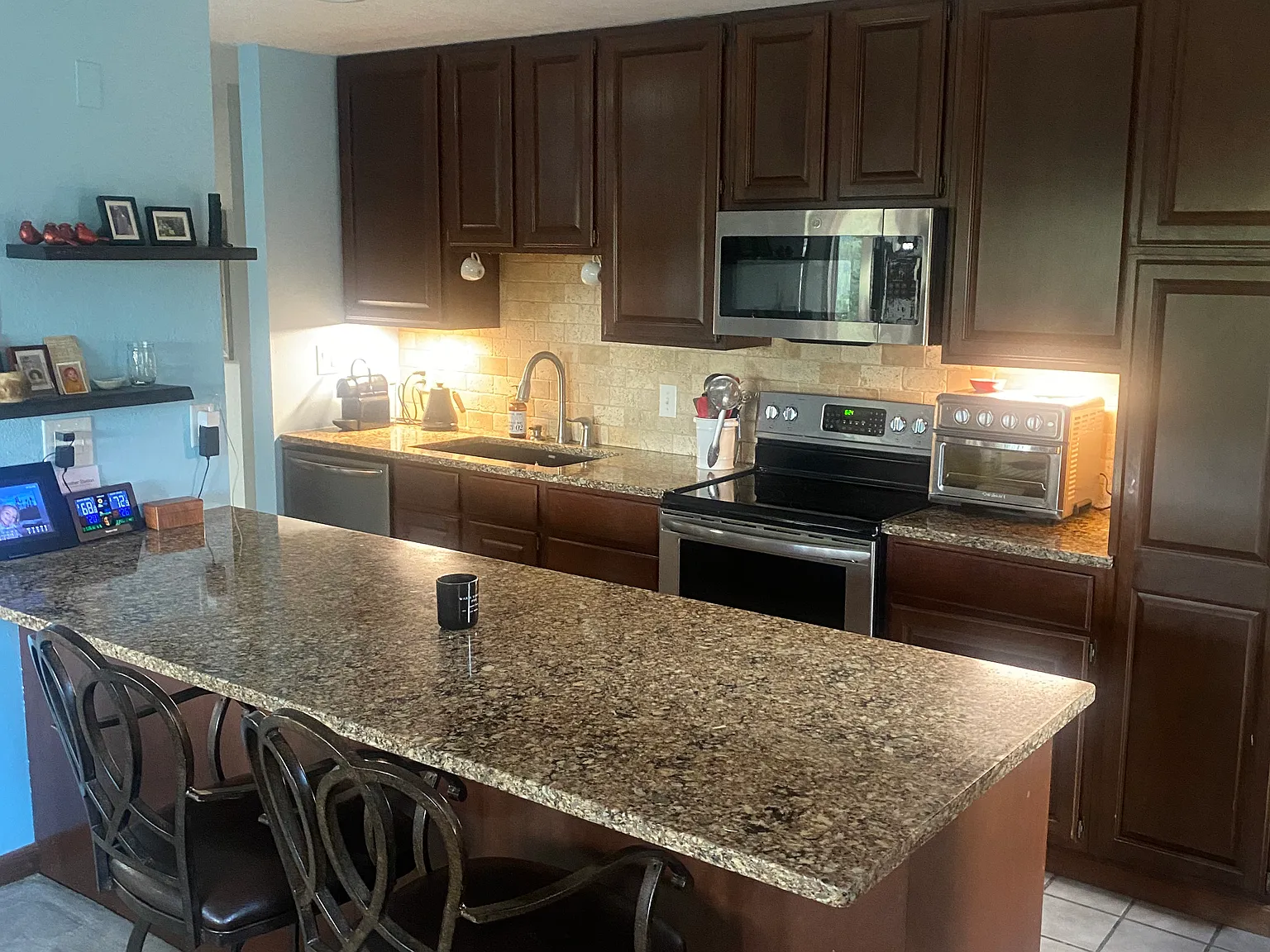 3 bed, 2.5 bath, 2500 sqft, $4,200 — Photo 3