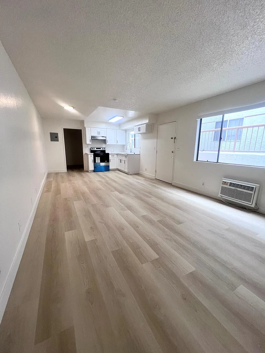 Building Photo - 336 E Providencia Ave #103