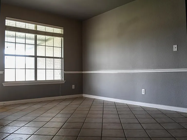 409 Royal Crest Dr — Photo 12
