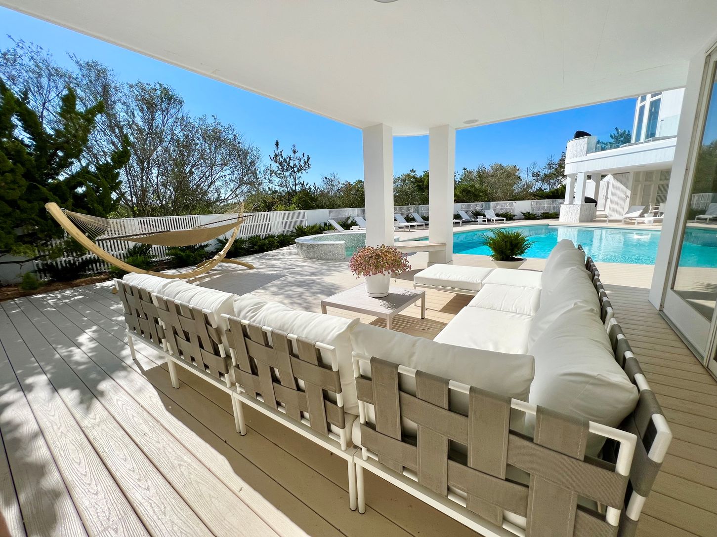  OUTDOOR "LIVING ROOM" LUXURY