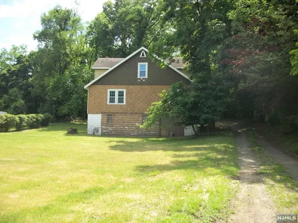 142 Midwood Rd, Paramus, NJ 07652
