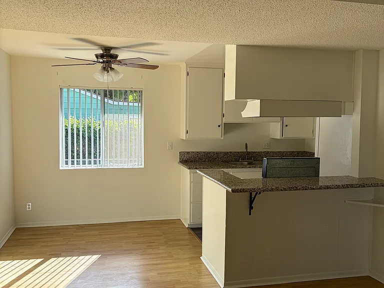 2738 Montrose Ave #6 — Photo 2