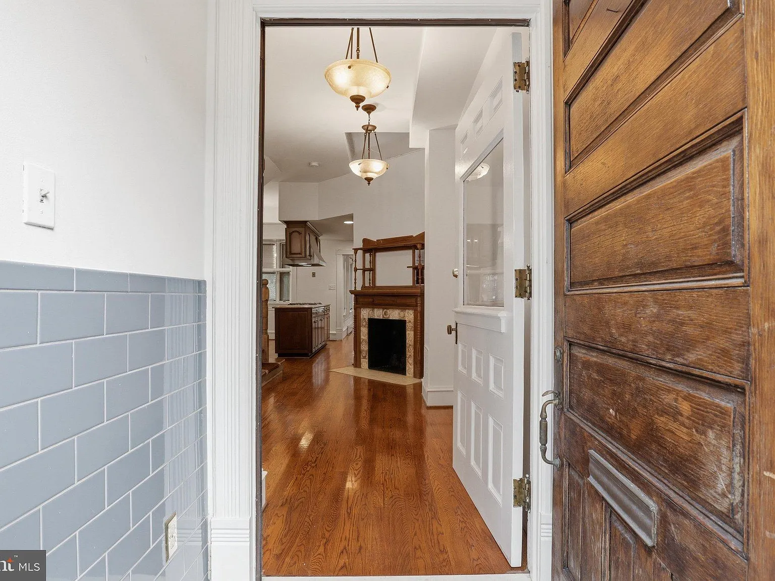 4 bed, 2.5 bath, 2224 sqft, $7,000 — Photo 3