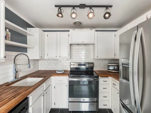 731 N 94th St APT 3, Seattle, WA 98103