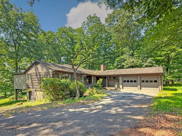 307 Foxglove Rd, Stroudsburg, PA 18360
