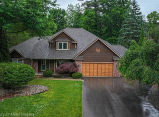 751 River Edge Ct, Flushing, MI 48433