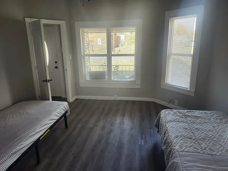 714 E Lamar St — Photo 3