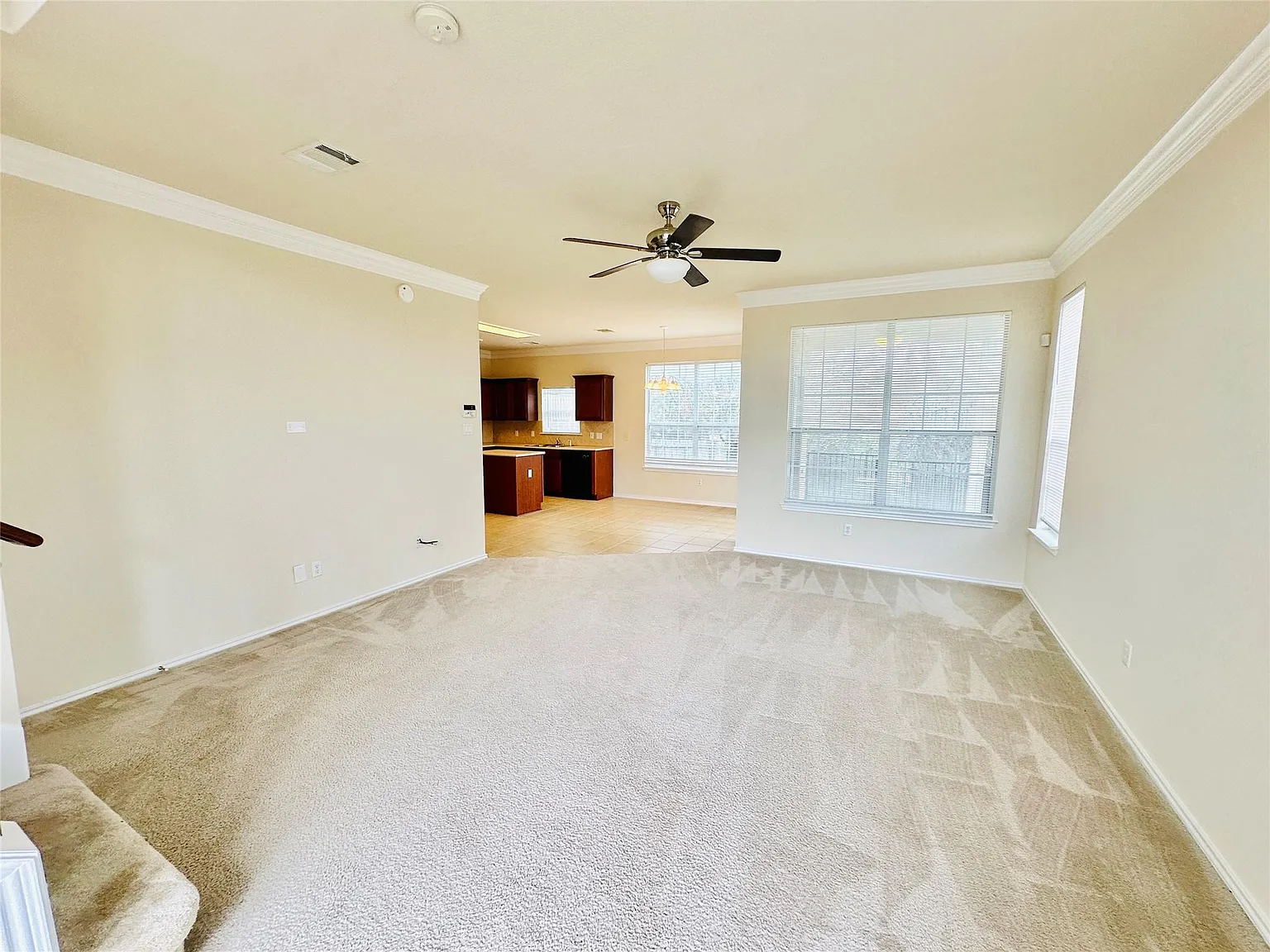 3 bed, 2.5 bath, 1818 sqft, $2,050 — Photo 2