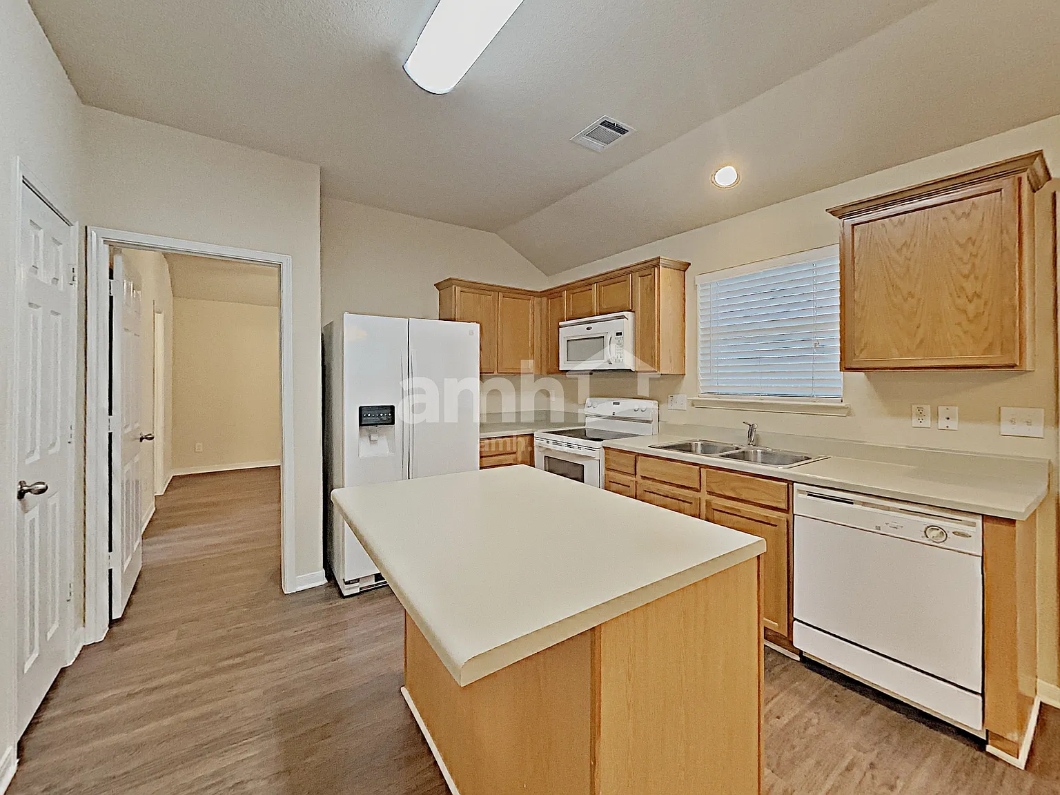 3 bed, 2.0 bath, 1295 sqft, $1,630 — Photo 3