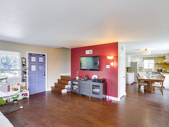 5th image of 276 Lobelia Dr