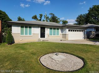 647 Sheffield Rd, Auburn Hills, MI 48326