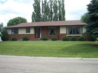 402 Eastview Dr, Larimore, ND 58251