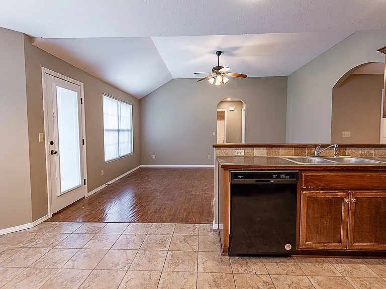 1332 S Lexington Ave — Photo 14