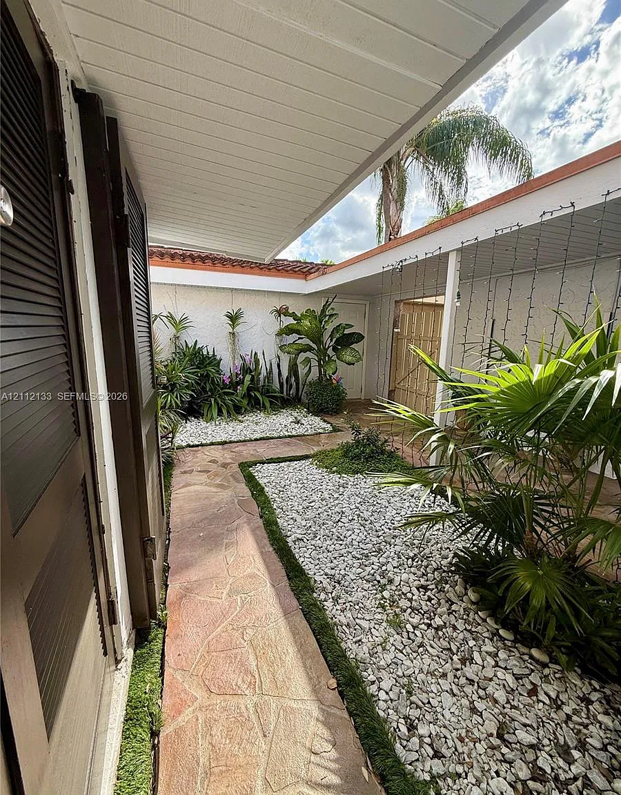 Townhouses Of Emerald Hil — Photo 4